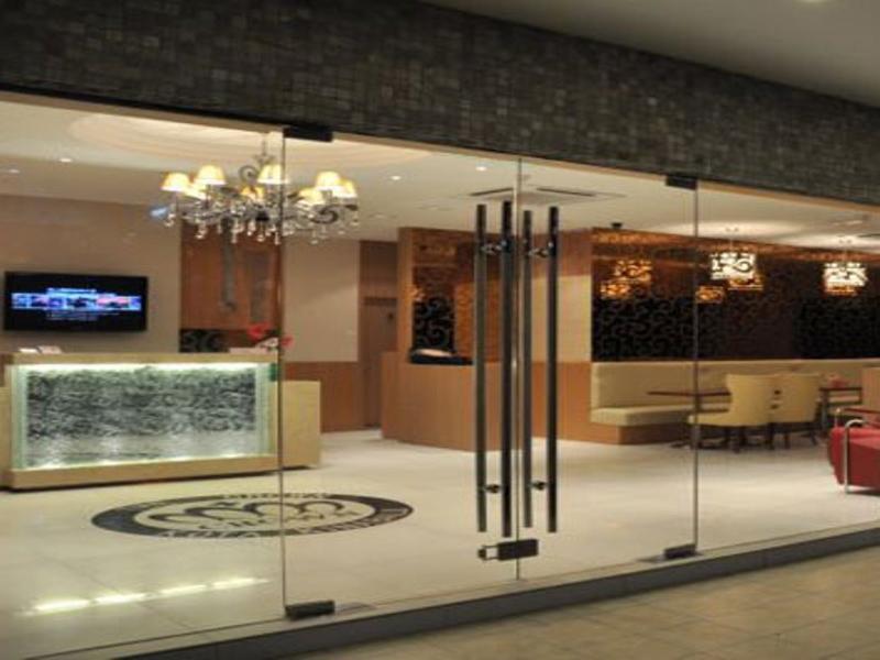 The Crown Borneo Hotel Kota Kinabalu Exterior foto