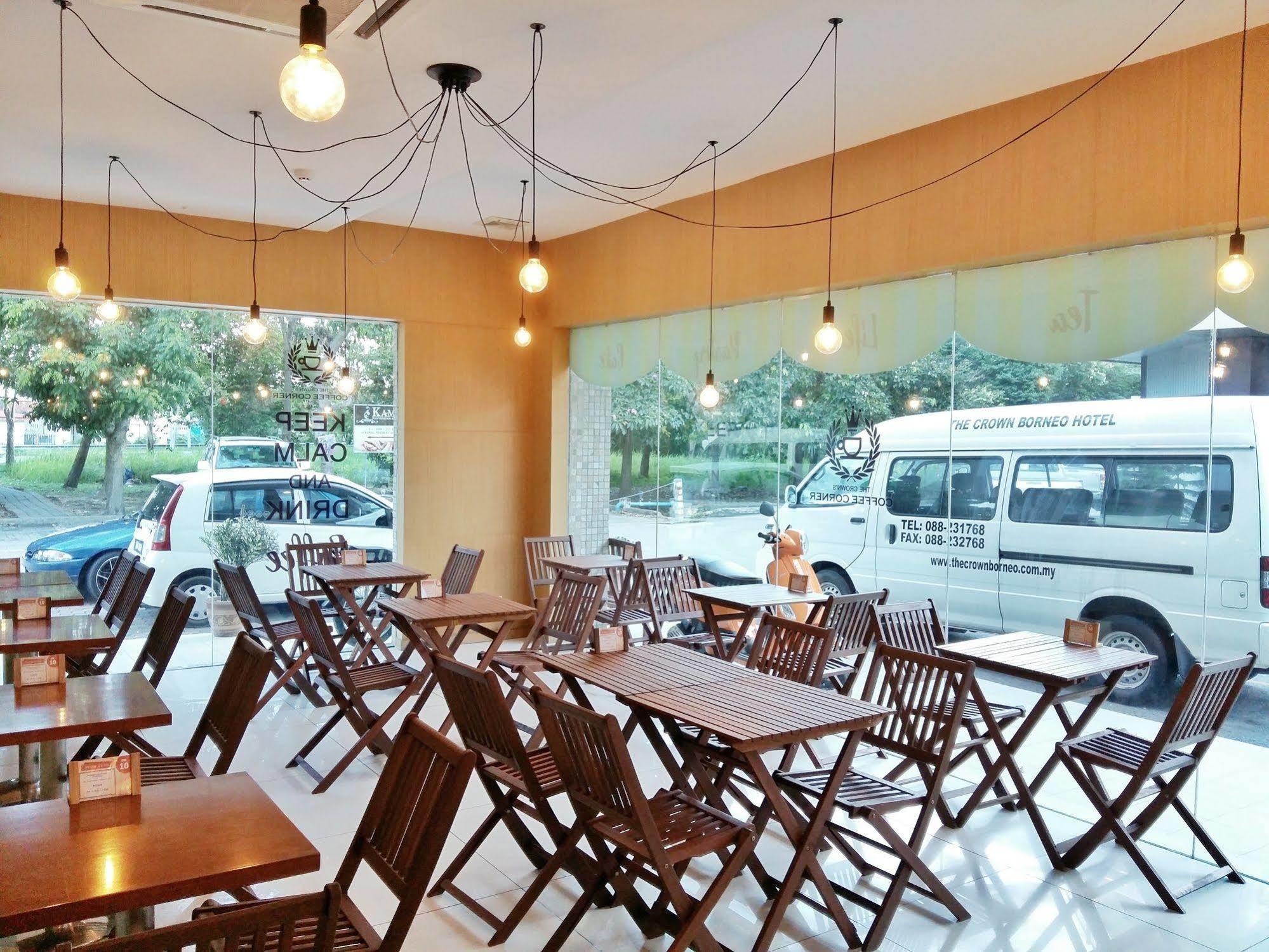 The Crown Borneo Hotel Kota Kinabalu Exterior foto